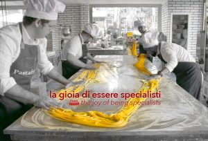 produzione pasta fresca artigianale in un laboratorio